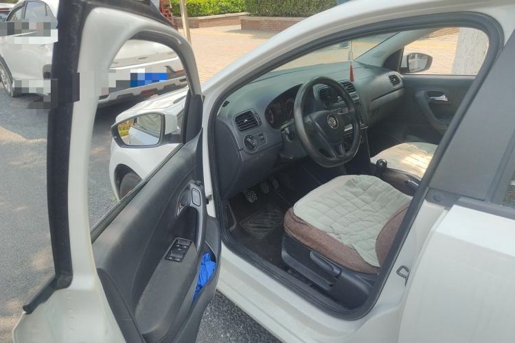 Used Volkswagen Polo 2016 1.4L Manual Fashion Model Interior 3