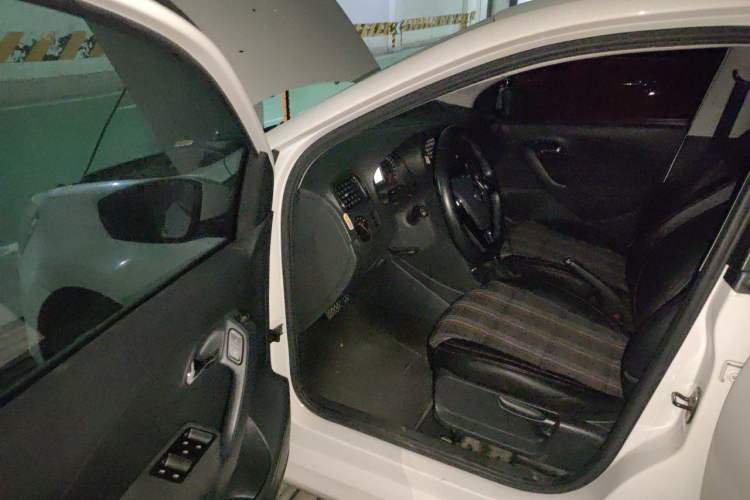 Used Volkswagen Polo 2016 1.6L Automatic Comfort Model Interior 3