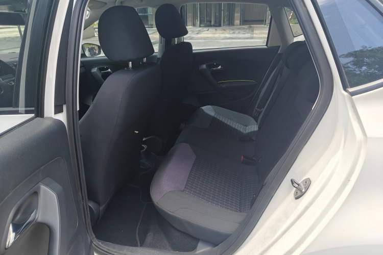 Used Volkswagen Polo 2016 1.6L Automatic Comfort Model Interior 3