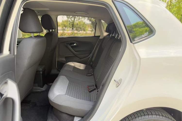 Used Volkswagen Polo 2016 1.6L Automatic Comfort Model Interior 4