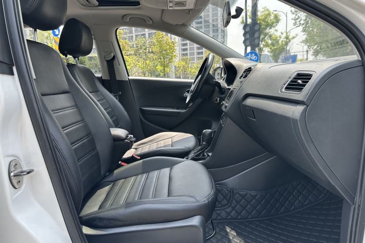 Used Volkswagen Polo 2016 1.6L Automatic Comfort Model Interior 4