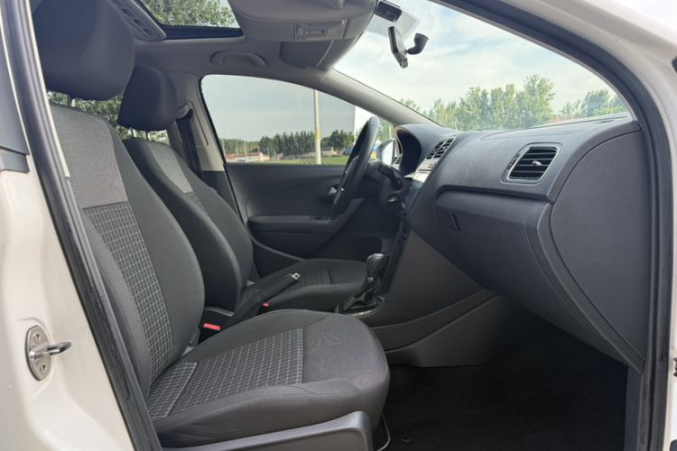 Used Volkswagen Polo 2016 1.6L Automatic Comfort Model Interior 4