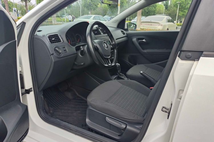 Used Volkswagen Polo 2016 1.6L Automatic Comfort Model Interior 4
