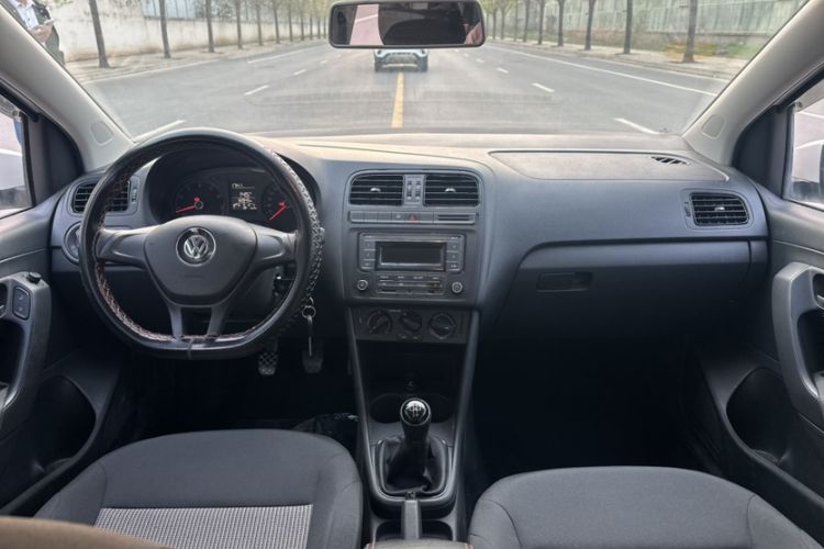 Used Volkswagen Polo 2016 1.4L Manual Fashion Model Interior 6