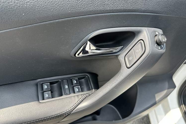 Used Volkswagen Polo 2016 1.6L Automatic Comfort Model Interior 6