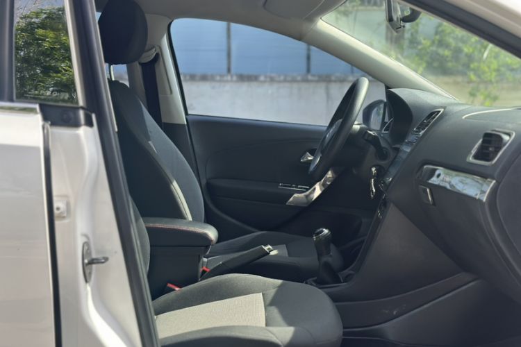 Used Volkswagen Polo 2016 1.4L Manual Fashion Model Interior 6