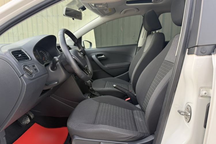 Used Volkswagen Polo 2016 1.6L Automatic Comfort Model Interior 6