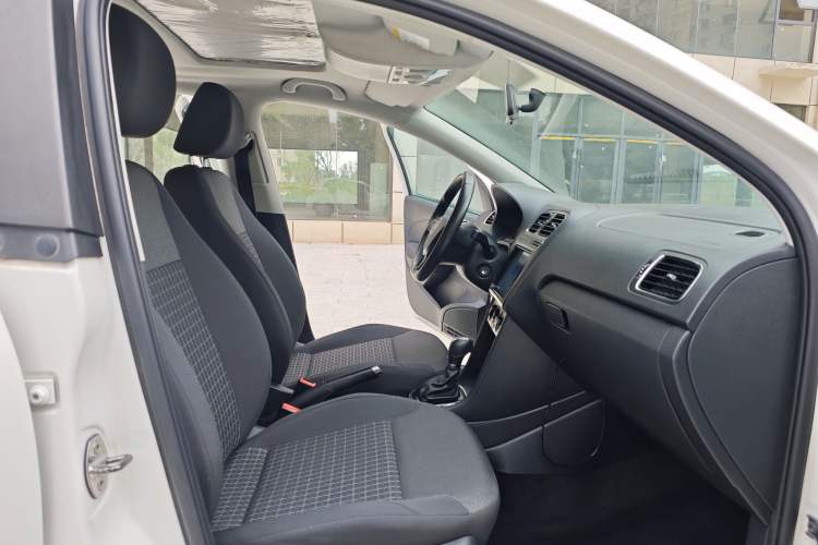 Used Volkswagen Polo 2016 1.6L Automatic Comfort Model Interior 6