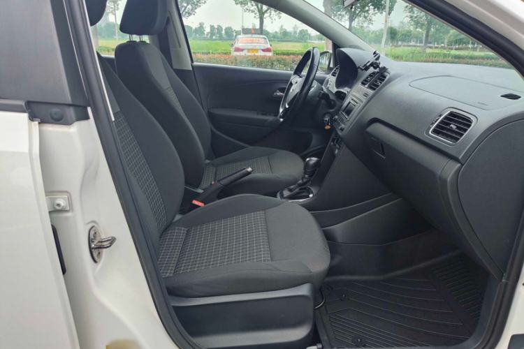 Used Volkswagen Polo 2016 1.6L Automatic Comfort Model Interior 8