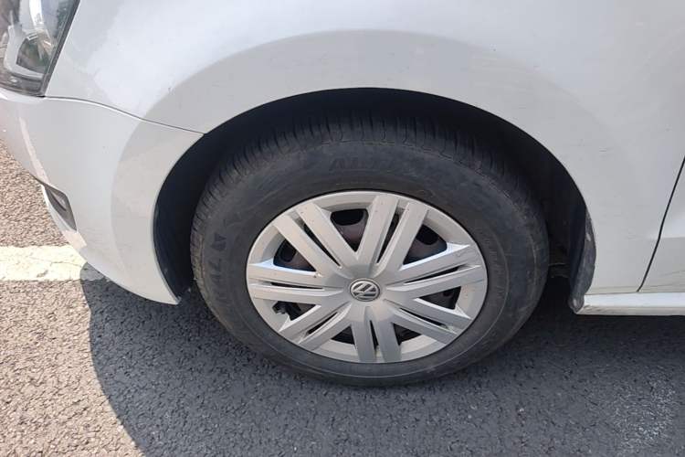 Used Volkswagen Polo 2016 1.4L Manual Fashion Model Left Front Wheel Hub