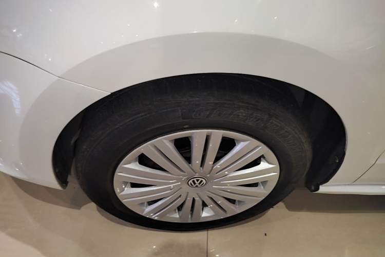 Used Volkswagen Polo 2016 1.6L Automatic Comfort Model Left Front Wheel Hub