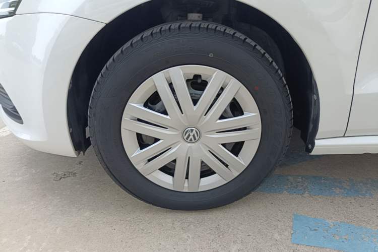 Used Volkswagen Polo 2016 1.4L Manual Fashion Model Left Front Wheel Hub