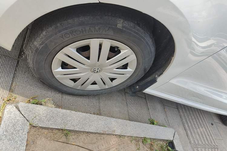 Used Volkswagen Polo 2016 1.4L Manual Fashion Model Left Front Wheel Hub