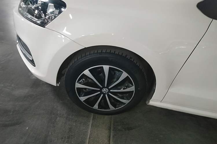 Used Volkswagen Polo 2016 1.6L Automatic Comfort Model Left Front Wheel Hub
