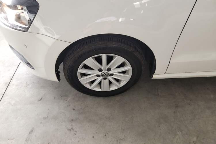 Used Volkswagen Polo 2016 1.4L Manual Fashion Model Left Front Wheel Hub