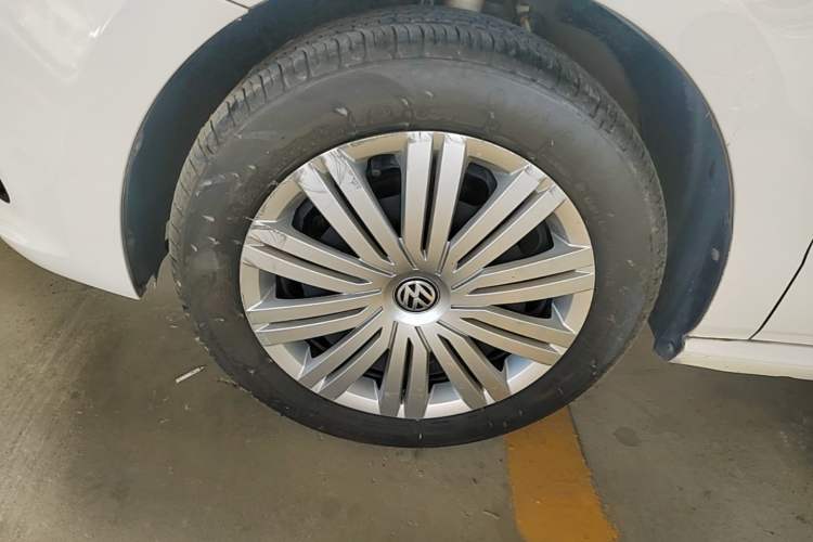 Used Volkswagen Polo 2016 1.6L Automatic Comfort Model Left Front Wheel Hub