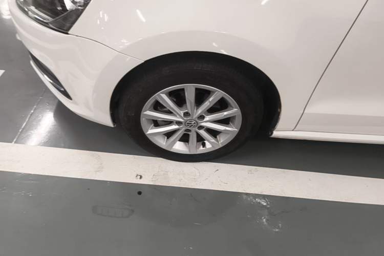 Used Volkswagen Polo 2016 1.6L Automatic Luxury Model Left Front Wheel Hub