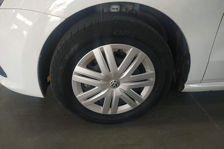 Used Volkswagen Polo 2016 1.4L Manual Fashion Model Left Front Wheel Hub