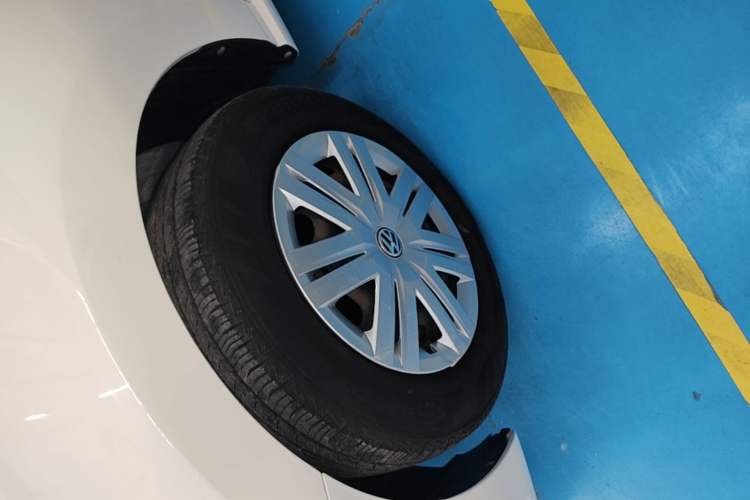 Used Volkswagen Polo 2016 1.4L Manual Fashion Model Left Front Wheel Hub