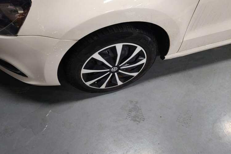 Used Volkswagen Polo 2016 1.6L Automatic Comfort Model Left Front Wheel Hub