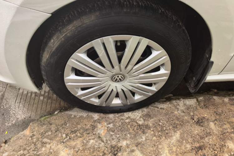 Used Volkswagen Polo 2016 1.6L Automatic Comfort Model Left Front Wheel Hub