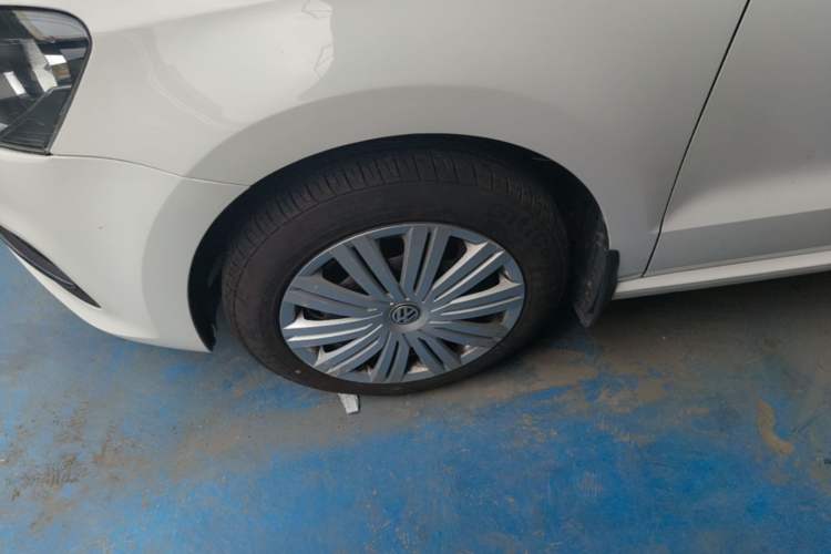 Used Volkswagen Polo 2016 1.6L Automatic Comfort Model Left Front Wheel Hub