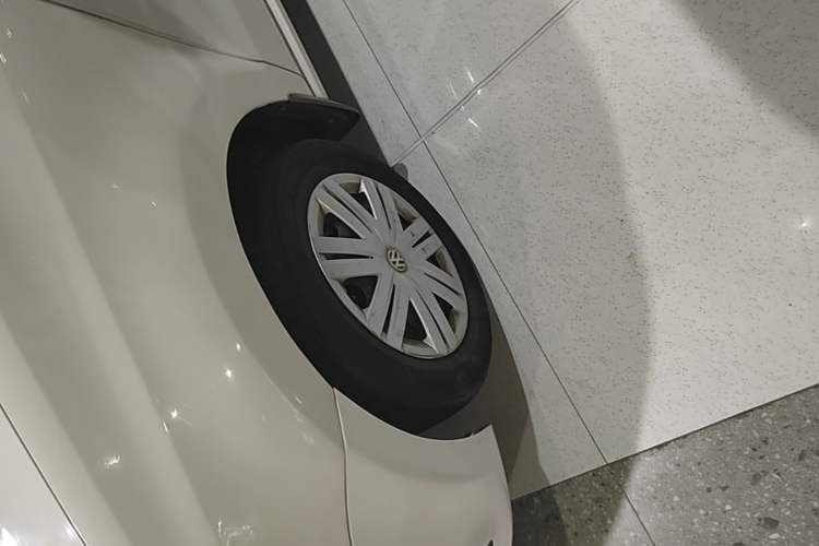 Used Volkswagen Polo 2016 1.4L Manual Fashion Model Left Front Wheel Hub