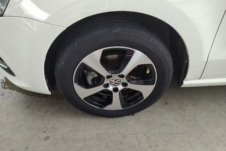 Used Volkswagen Polo 2016 1.6L Automatic Comfort Model Left Front Wheel Hub