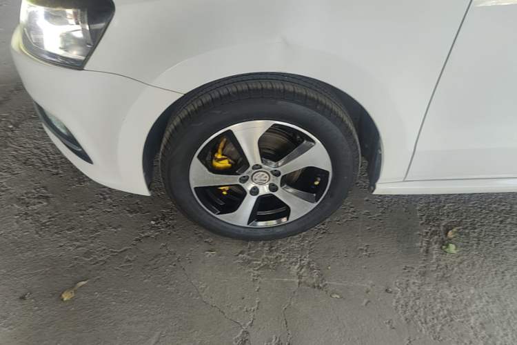 Used Volkswagen Polo 2016 1.4L Manual Fashion Model Left Front Wheel Hub