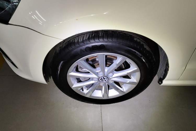 Used Volkswagen Polo 2016 1.6L Automatic Comfort Model Left Front Wheel Hub