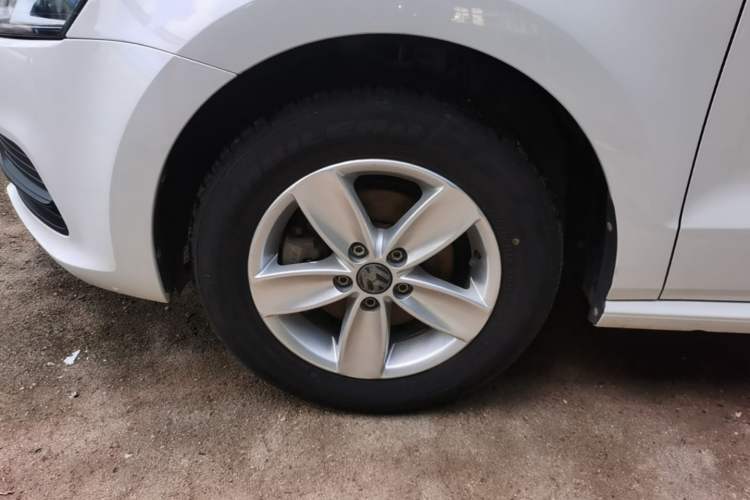 Used Volkswagen Polo 2016 1.4L Manual Fashion Model Left Front Wheel Hub