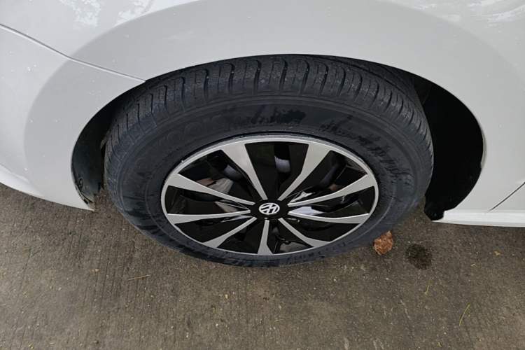 Used Volkswagen Polo 2016 1.4L Manual Fashion Model Left Front Wheel Hub