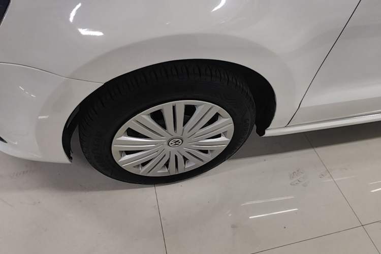 Used Volkswagen Polo 2016 1.6L Automatic Comfort Model Left Front Wheel Hub