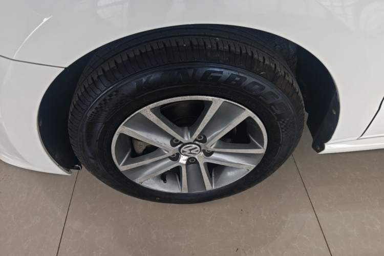 Used Volkswagen Polo 2016 1.4L Manual Fashion Model Left Front Wheel Hub