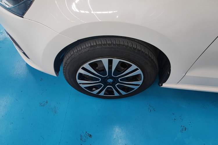 Used Volkswagen Polo 2016 1.6L Automatic Comfort Model Left Front Wheel Hub