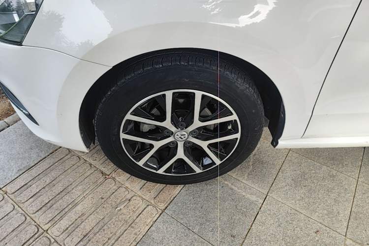 Used Volkswagen Polo 2016 1.6L Automatic Comfort Model Left Front Wheel Hub