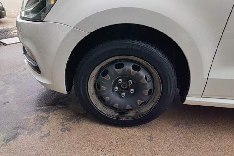 Used Volkswagen Polo 2016 1.6L Automatic Comfort Model Left Front Wheel Hub