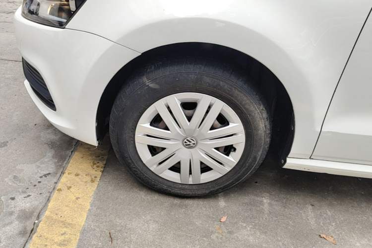 Used Volkswagen Polo 2016 1.4L Automatic Trendy Model Left Front Wheel Hub