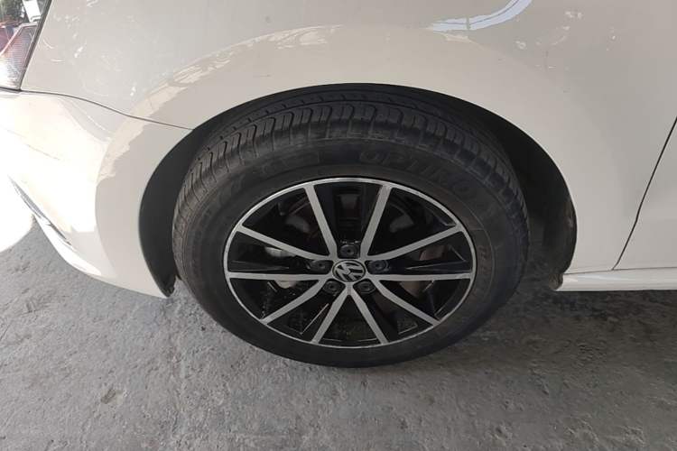 Used Volkswagen Polo 2016 1.6L Automatic Comfort Model Left Front Wheel Hub