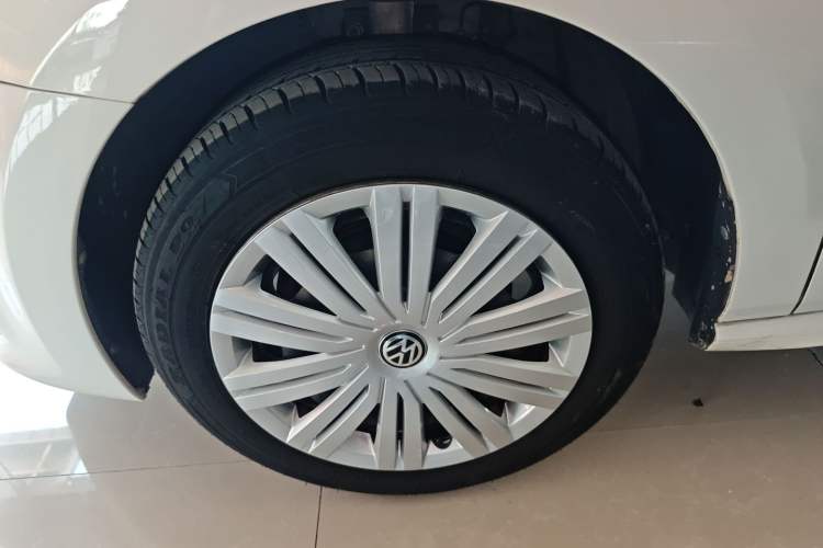 Used Volkswagen Polo 2016 1.6L Automatic Comfort Model Left Front Wheel Hub