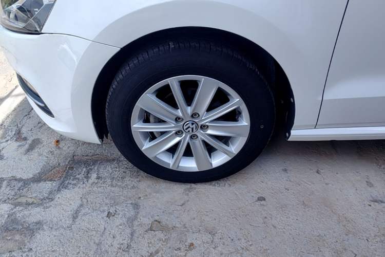 Used Volkswagen Polo 2016 1.6L Automatic Comfort Model Left Front Wheel Hub