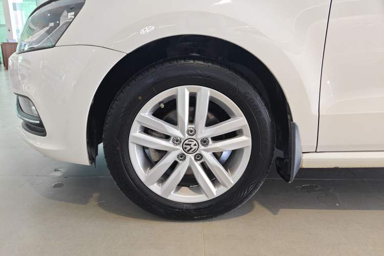 Used Volkswagen Polo 2016 1.6L Automatic Comfort Model Left Front Wheel Hub