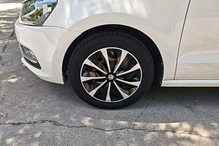 Used Volkswagen Polo 2016 1.6L Automatic Comfort Model Left Front Wheel Hub