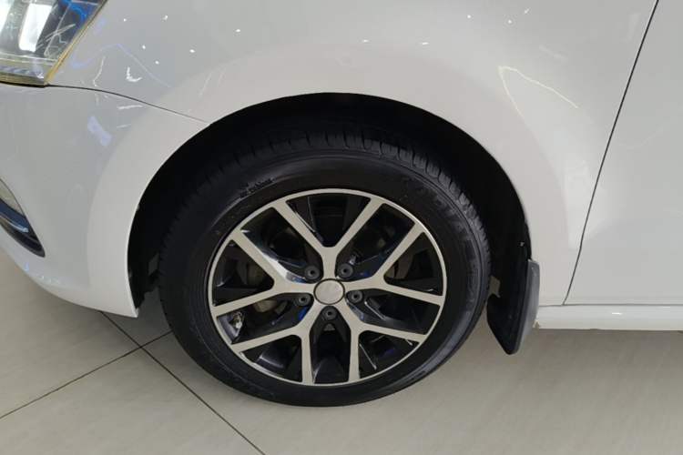 Used Volkswagen Polo 2016 1.6L Automatic Comfort Model Left Front Wheel Hub