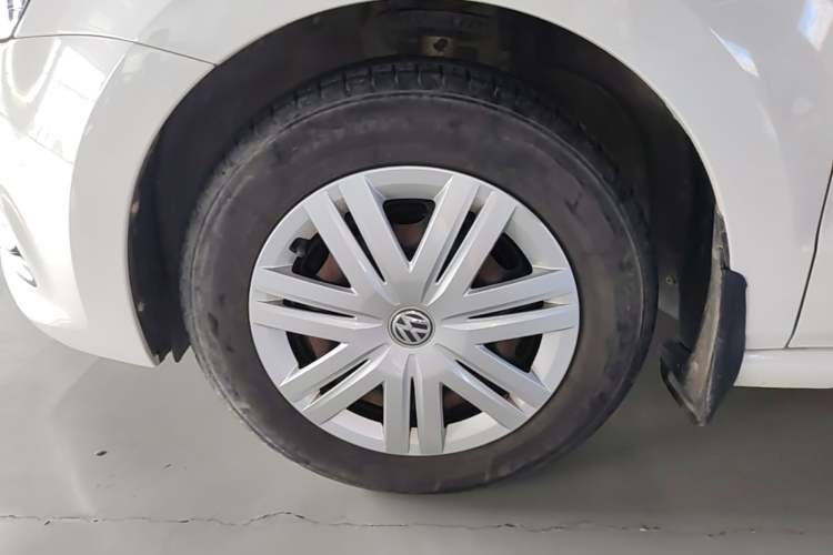 Used Volkswagen Polo 2016 1.4L Manual Fashion Model Left Front Wheel Hub