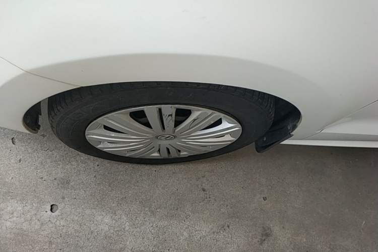Used Volkswagen Polo 2016 1.6L Automatic Comfort Model Left Front Wheel Hub