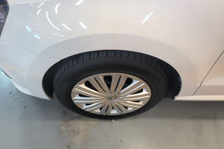 Used Volkswagen Polo 2016 1.6L Automatic Comfort Model Left Front Wheel Hub
