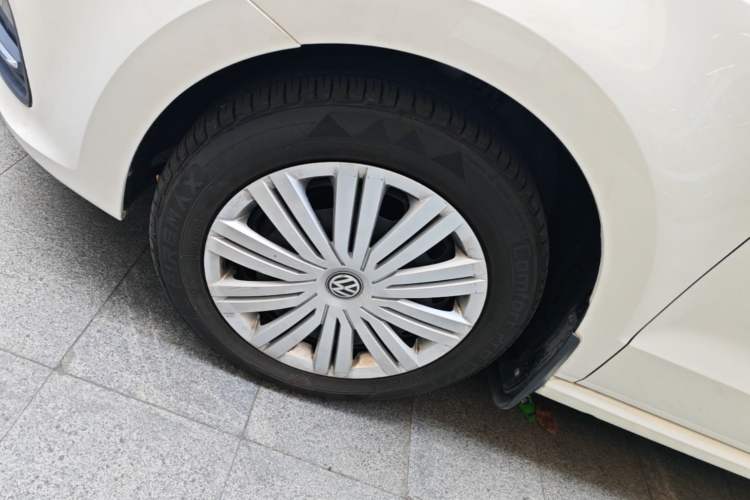 Used Volkswagen Polo 2016 1.6L Automatic Comfort Model Left Front Wheel Hub