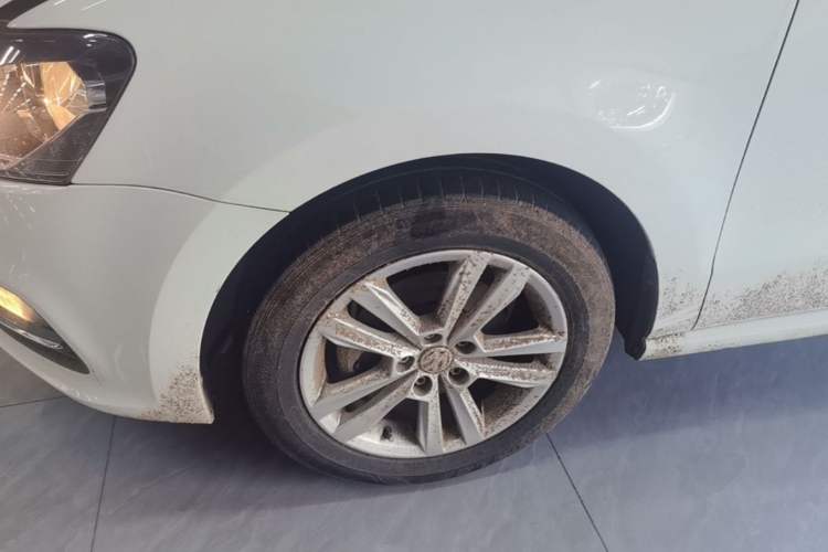 Used Volkswagen Polo 2016 1.6L Automatic Comfort Model Left Front Wheel Hub