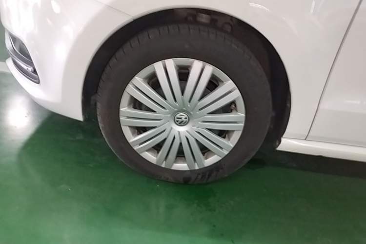 Used Volkswagen Polo 2016 1.6L Automatic Comfort Model Left Front Wheel Hub